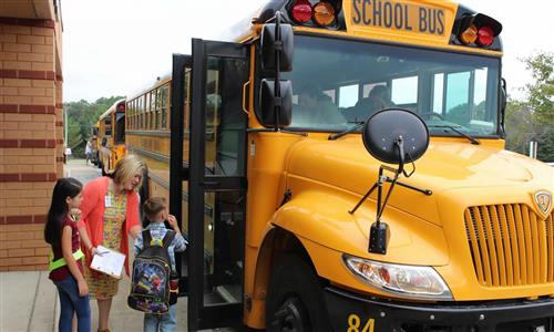 kids boarding bus 
