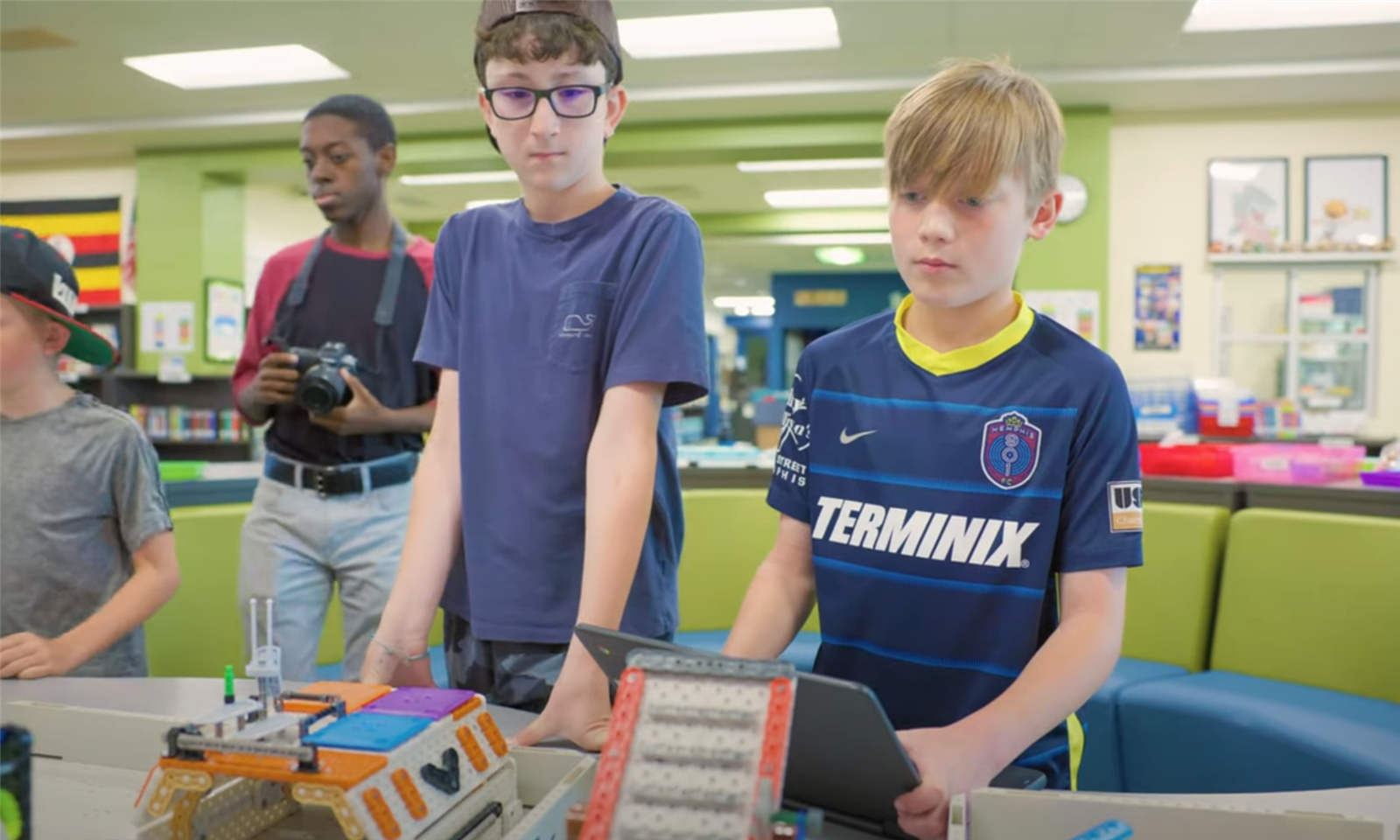  Students build robots
